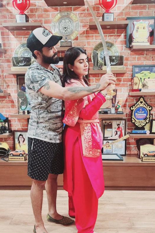 তাঁর অভিযোগ, “বিয়ের তিন মাসের মধ্যে রবীন্দ্রের স্ত্রী সব সম্পত্তি ওর নামে লিখে দিতে বলে। আমাদের পরিবারের মধ্যে বিভেদ তৈরি করে দেয় রিভাবা। ও পরিবারের সঙ্গে থাকতে চায়নি। স্বাধীন জীবন চেয়েছিল। আমি ভুল হতে পারি, নয়নাবা (জাডেজার বোন) ভুল হতে পারে, কিন্তু কী করে পরিবারের আরও ৫০ জন ভুল হতে পারে? ওদের সঙ্গে পরিবারের কারও কোনও সম্পর্ক নেই।”