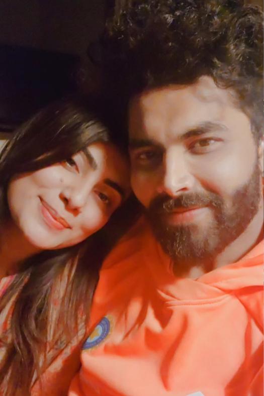 জাডেজার মেয়ের মুখ বহু দিন দেখেননি বলেও দাবি অনিরুদ্ধসিনের। তিনি বলেন, “কোনও কিছু লুকোতে চাই না। গত পাঁচ বছরে নাতনির মুখ দেখিনি। সব কিছুই দেখে রবীন্দ্রের শ্বশুরবাড়ির লোকেরা। সব কিছুর মধ্যে ওরা মাথা গলায়। রবীন্দ্রের টাকার দিকে ওদের নজর।”