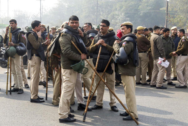 পাশাপাশি, কৃষকদের কর্মসূচির আগে দিল্লিতে জারি করা হল ১৪৪ ধারা। এক মাস অর্থাৎ, ১২ মার্চ পর্যন্ত ১৪৪ ধারা জারি থাকবে রাজধানীতে।