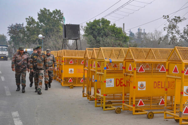 সেই বিজ্ঞপ্তিতে বলা হয়েছে, অশান্তি এড়াতেই অম্বালা, কুরুক্ষেত্র, কইথাল, জিন্দ, হিসার, ফতেহাবাদ এবং সিরসা জেলায় মঙ্গলবার রাত পর্যন্ত মোবাইলের ইন্টারনেট পরিষেবা বন্ধ থাকবে। গ্রাহকেরা শুধুমাত্র ‘ভয়েস কল’ করতে পারবেন।