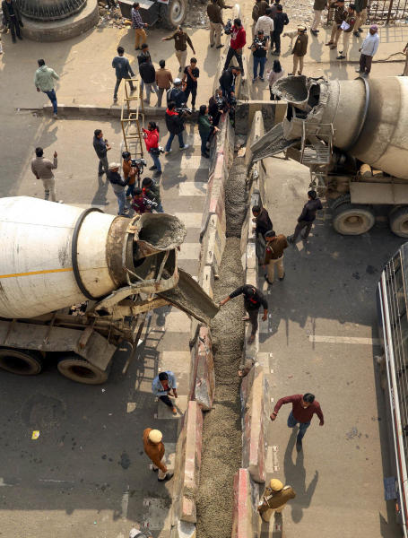 কৃষকদের মিছিল নিয়ে সতর্ক দিল্লিও। দিল্লির সীমানায় জায়গায় জায়গায় কংক্রিটের দেওয়াল তৈরি করা হয়েছে। বসানো হয়েছে কাঁটাতারের বেড়া এবং পেরেকের পাটাতন। মোতায়েন রয়েছে বিশাল পুলিশবাহিনী। 