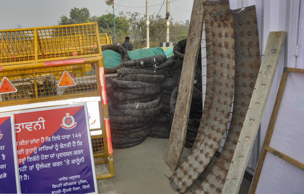 কৃষকদের দিল্লিতে ঢুকতে বাধা দেওয়ার ব্যবস্থার জন্য কেন্দ্রের পদক্ষেপের সমালোচনা করেছে বিরোধী দল এবং কৃষক সংগঠনগুলি।