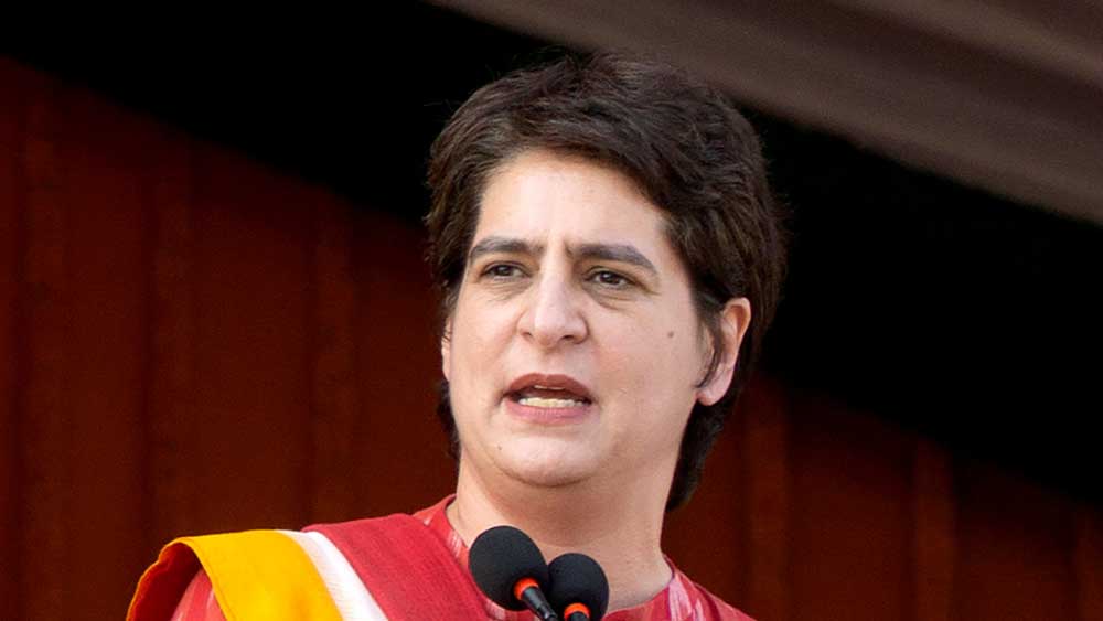 কংগ্রেস নেতা প্রিয়াঙ্কা গান্ধী বঢরা দিল্লি সীমানায় পেরেক বসানোর একটি ভিডিয়ো শেয়ার করে  লিখেছেন, ‘‘কৃষকের পথে পেরেক-কাঁটা বিছানো কি ‘অমৃতকাল’ না কি ‘অন্যায়কাল’?’’ 