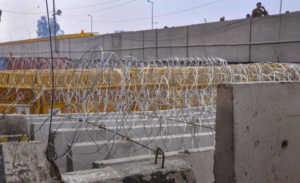 তাঁর কথায়, ‘‘আমি কেন্দ্রকে কৃষকদের সঙ্গে আলোচনা করার এবং তাঁদের দাবি মেনে নেওয়ার জন্য অনুরোধ করছি। পাকিস্তানের সীমানার মতো দিল্লি যাওয়ার রাস্তাগুলিতে (পঞ্জাব-হরিয়ানা সীমানা) তার লাগানো রয়েছে।’’