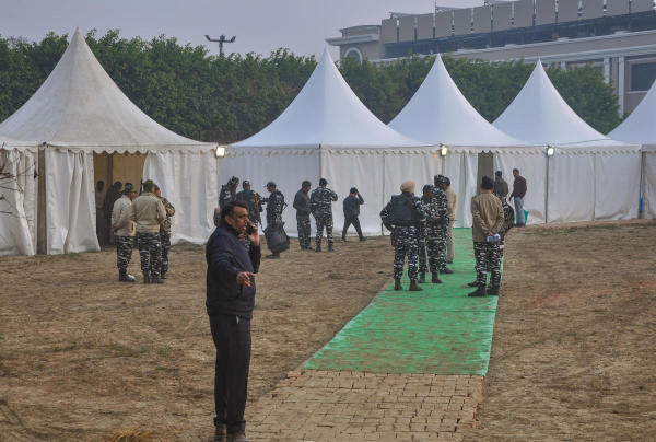 প্রসঙ্গত, উত্তরপ্রদেশের নয়ডা এবং গ্রেটার নয়ডার কৃষকেরা ক্ষতিপূরণ বৃদ্ধির দাবিতে গত ডিসেম্বর থেকেই একটানা আন্দোলন চালিয়ে যাচ্ছেন। কিছু দিন আগেই প্রতিবাদী কৃষকেরা কিসান মহাপঞ্চায়েতের ডাক দিয়েছিলেন। সেই সম্মেলনেই স্থির হয় যে, নিজেদের দাবি আদায়ে তাঁরা মিছিল করে সংসদ পর্যন্ত যাবেন।