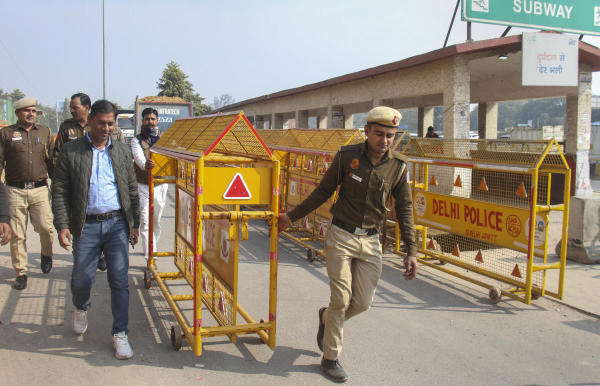 সংসদে তখন বাজেট অধিবেশন চলায় অধিকাংশ সাংসদই সেখানে উপস্থিত ছিলেন। পুলিশের তরফে জানানো হয়েছে, উত্তরপ্রদেশ থেকে দিল্লি ঢোকার পথে কোথাও পাঁচ জনের বেশি জমায়েত দেখলেই, তা সরিয়ে দেওয়া হবে।