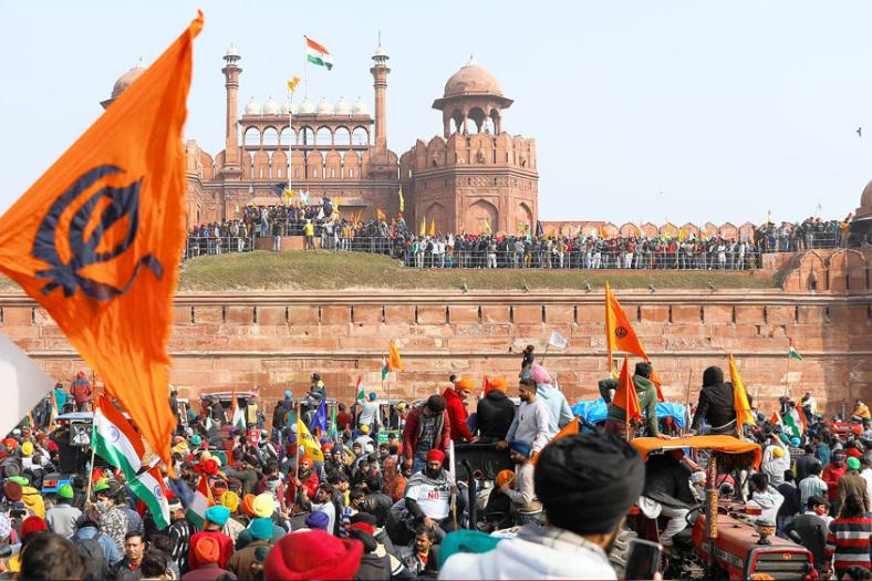 উল্লেখ, ২০২০ সালে কৃষক বিক্ষোভে উত্তাল হয়ে উঠেছিল গোটা দেশ। উত্তর ভারতের রাজ্যগুলিতে লাগাতার আন্দোলন চলেছে। সেই আন্দোলনের জেরে শেষ পর্যন্ত পিছু হটেছিল নরেন্দ্র মোদী সরকার। ‘বিতর্কিত’ কৃষি বিল প্রত্যাহার করা হয়েছিল।