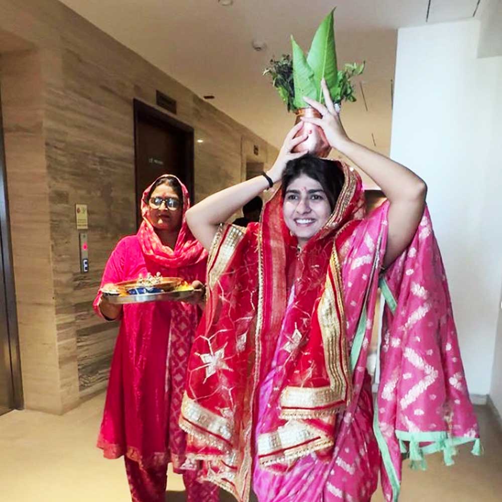 সম্প্রতি ইনস্টাগ্রামের পাতায় গৃহপ্রবেশের অনুষ্ঠানের ছবি পোস্ট করে চাঁদনি লেখেন, ‘‘২৫ হওয়ার আগেই বাড়ি। ইএমআই শোধ করার পর আবার ফিরব।’’ 