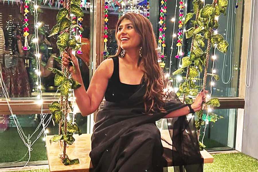 চাঁদনি জানান, বাড়ি কেনার স্বপ্ন ছিল তাঁর। বহু দিন ধরে সে কারণে টাকা জমাচ্ছিলেন তিনি। ভিডিয়োয় চাঁদনি বলেন, ‘‘আমার বয়সিদের যখন দেখতাম এ দিক-ও দিক ঘুরতে যাচ্ছে, অন্য দেশে যাচ্ছে, তখন আমার খুব ভয় লাগত। মনে হত আমি সব মিস‌্ করে যাচ্ছি। আমারও খুব ইচ্ছা করত। কিন্তু আমি কোথাও যাইনি। শুধু টাকা জমিয়ে গিয়েছি।’’