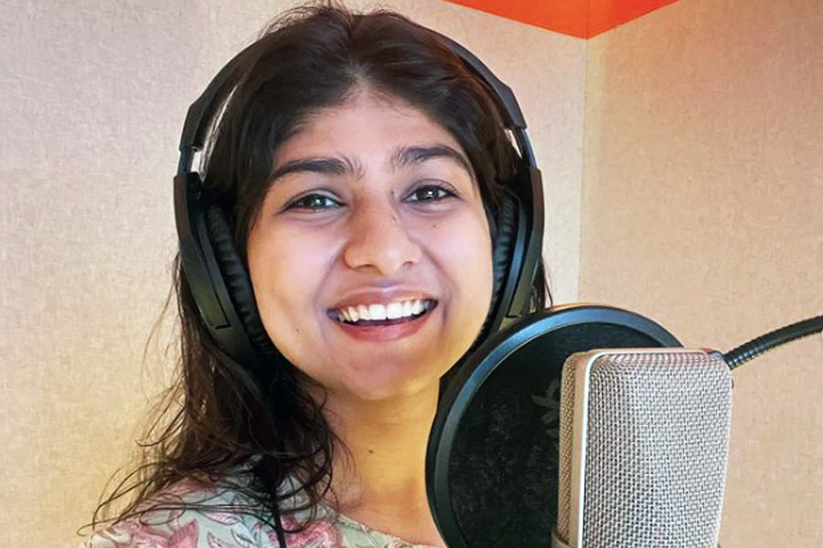 বলিউডের তারকাদের হাবভাব, কথা বলার ধরন হুবহু নকল করে মজার ভিডিয়ো তৈরি করেন চাঁদনি। আলিয়ার হাত ধরে কেরিয়ার শুরু হয় তাঁর।