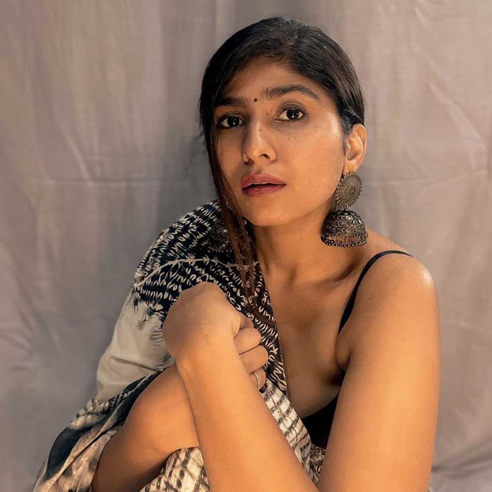 আলিয়ার কণ্ঠস্বর এবং হাবভাব নকল করে হোটেল থেকে পিৎজা অর্ডার করার ভিডিয়ো শুট করেছিলেন চাঁদনি। সেই ভিডিয়ো পোস্ট করার পর সমাজমাধ্যমে ছড়িয়ে পড়ে। ভিডিয়োটি শেয়ার করেন আলিয়া নিজেও।