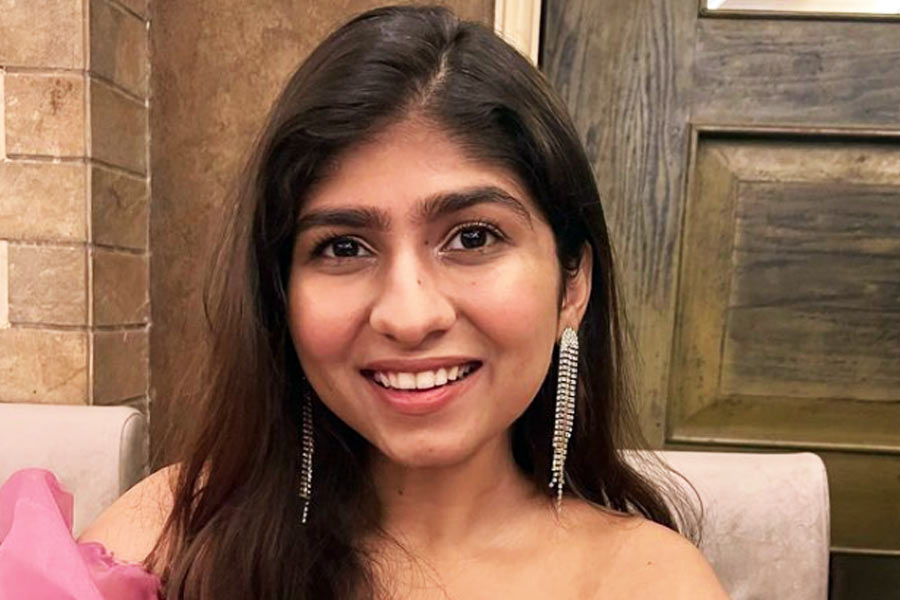 চাঁদনি বলেছিলেন, ‘‘স্কুলের এক শিক্ষিকাকে নকল করেছিলাম আমি। এই ঘটনার পর এমন পরিস্থিতির শিকার হয়েছিলাম যে ধীরে ধীরে অবসাদগ্রস্ত হয়ে পড়েছিলাম। কিন্তু আমার নিজের ভিতর কোথাও বিশ্বাস ছিল। বন্ধুরাও পরে পাশে এসে দাঁড়িয়েছিল।’’