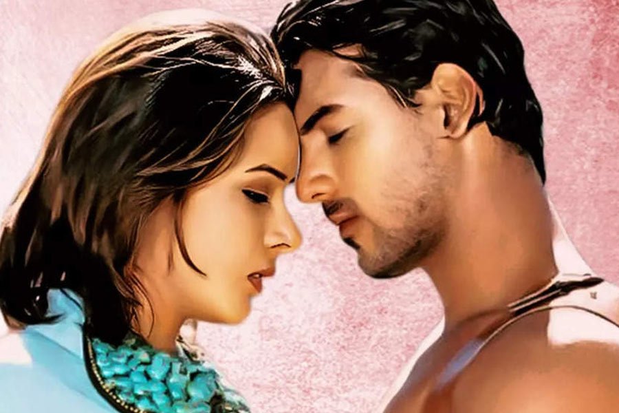 ২০০৩ সালে মুক্তিপ্রাপ্ত ‘পাপ’ নামের থ্রিলার ঘরানার ছবির মাধ্যমে অভিনয়ে আত্মপ্রকাশ করেন উদিতা। এই ছবির মাধ্যমে পরিচালনায় হাতেখড়ি হয় ছবিনির্মাতা মহেশ ভট্টের কন্যা পূজা ভট্টের।