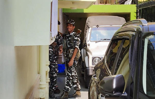 আরও অভিযোগ, টাকা নেওয়ার পরেও ফ্ল্যাট দেওয়া হয়নি ক্রেতাদের। তার পরই দু’টি থানায় মামলা দায়ের হয়। সেই মামলারই তদন্ত করছে ইডি।