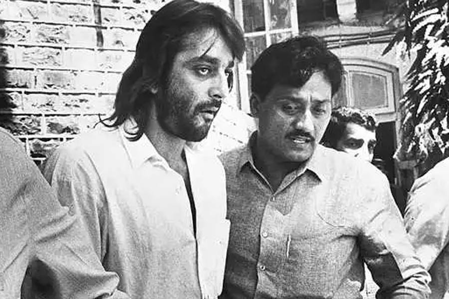 কানাঘুষো শোনা যায়, ‘ত্রিমূর্তি’ ছবিতে শাহরুখের সহ-অভিনেতা হওয়ার কথা ছিল বলি অভিনেতা সঞ্জয় দত্তের। এমনকি ছবির জন্য বেশ কয়েকটি দৃশ্য শুট করে ফেলেছিলেন তিনি। কিন্তু তার পর জেলবন্দি হয়ে পড়েন তিনি।