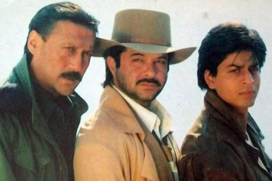 সঞ্জয়ের অনুপস্থিতিতে ‘ত্রিমূর্তি’ ছবির কাজ সাময়িক ভাবে বন্ধ হয়ে যায়। তার পর অনিল কপূরকে অভিনয়ের প্রস্তাব দেন ছবিনির্মাতারা। অনিল সে প্রস্তাবে রাজি হলে আবার নতুন করে শুরু হয় ছবির শুটিং।