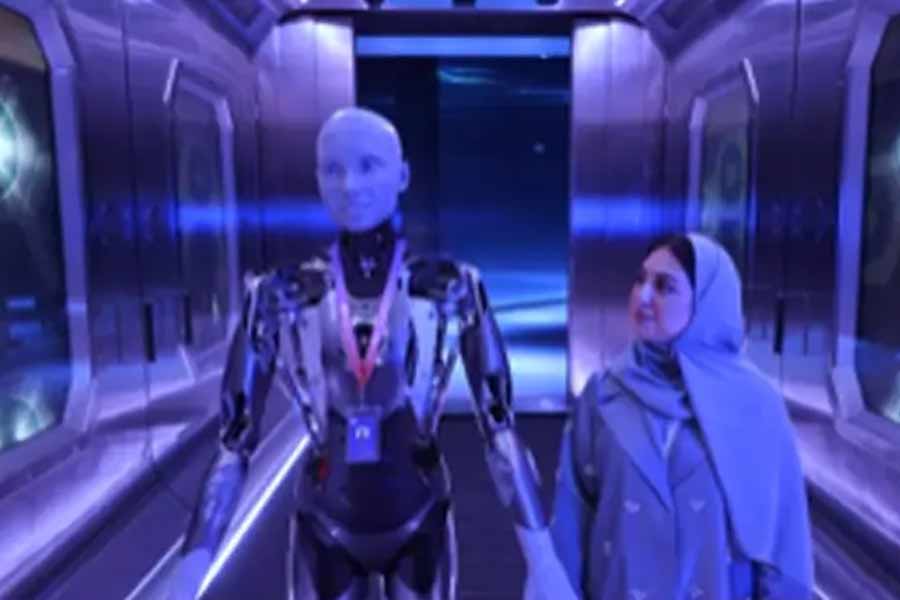 কর্মব্যস্ততা, অর্থের আকাঙ্ক্ষা, অফিসে দীর্ঘ ক্ষণ সময় কাটানোর পর বন্ধুবান্ধবদের সঙ্গে দেখা করার সুযোগ কমই পান তরুণীরা।