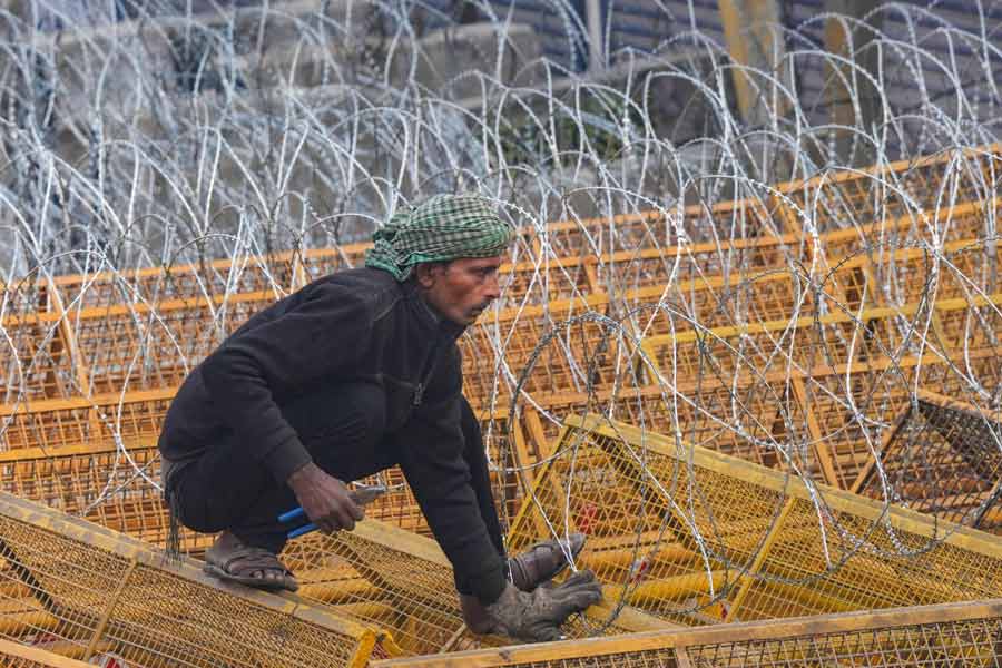 কৃষকদের আটাকাতে কাঁটাতারের বেড়া দেওয়া হচ্ছে দিল্লি সীমানায়। 