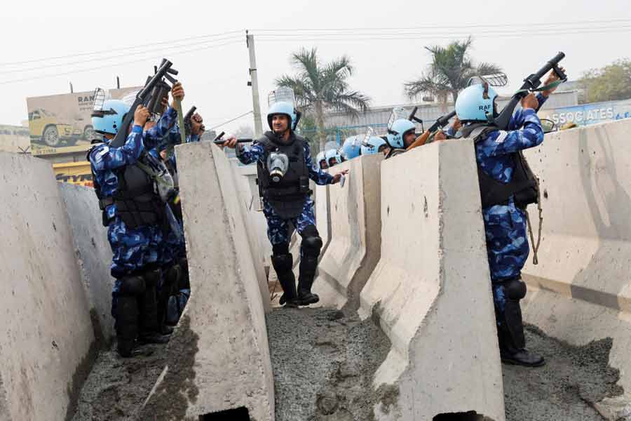 কাঁদানে গ্যাস লঞ্চার নিয়ে প্রস্তুত পুলিশ। ছবি: পিটিআই।