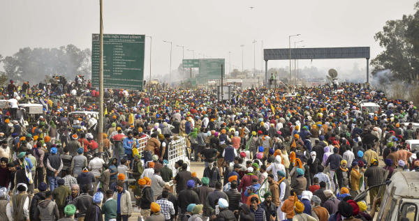 আবারও পথে নেমেছেন হাজার হাজার কৃষক। একাধিক দাবিতে আজ দিল্লি যাত্রার ডাক দিয়েছিলেন পঞ্জাব, হরিয়ানার কৃষকেরা। ৩৫০টির বেশি কৃষক সংগঠন আন্দোলনে শামিল হবে বলে জানা গিয়েছিল। কৃষক আন্দোলন প্রতিরোধের অতীত অভিজ্ঞতা থেকে ‘শিক্ষা’ নিয়ে একাধিক পরিকল্পনা করেছিল স্থানীয় প্রশাসনও।