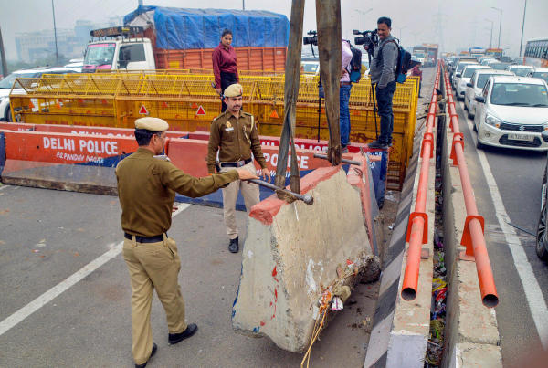 কৃষকদের কর্মসূচির আগে দিল্লিতে এক মাসের জন্য জারি করা হয়েছে ১৪৪ ধারা। ১২ মার্চ পর্যন্ত ১৪৪ ধারা জারি থাকবে রাজধানীতে। মোতায়েন করা হয় অতিরিক্ত ৫০ কোম্পানি পুলিশ। বন্ধ করে দেওয়া হয় ইন্টারনেট পরিষেবা।