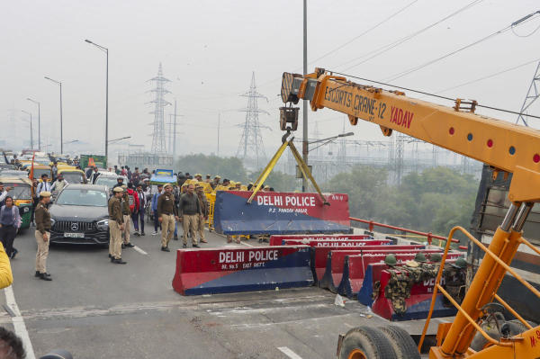 কৃষকদের মিছিল নিয়ে সতর্ক দিল্লি। দিল্লির সীমানা এলাকার জায়গায় জায়গায় কংক্রিটের দেওয়াল তৈরি করা হয়েছে। বসানো হয়েছে কাঁটাতারের বেড়া এবং পেরেক গাঁথা পাটাতন। মোতায়েন রয়েছে বিশাল পুলিশবাহিনী।   