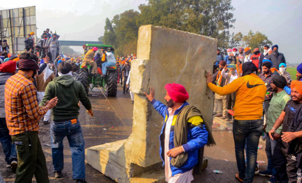 তার পরেই কেন্দ্রের বিরুদ্ধে তোপ দেগে তিনি বলেন, “আমাদের দাবি সরকার পূরণ করবে, এমনটা আমরা ভাবিনি। যদি সরকার আমাদের কিছু দিত, তা হলে আমরাও আমাদের আন্দোলনের বিষয়টি পুনর্বিবেচনা করতাম।”