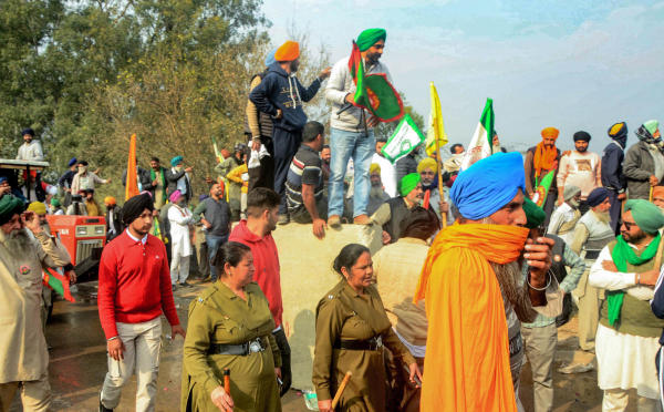 সোমবার রাত ১১টার পর বৈঠকে বসে ২০২০ সালের ইলেকট্রিসিটি আইন বাতিল করার বিষয়ে কৃষক নেতাদের আশ্বস্ত করেন দুই কেন্দ্রীয় মন্ত্রী। উত্তরপ্রদেশের লখিমপুর খেরির ঘটনায় কৃষকদের বিরুদ্ধে রুজু হওয়া মামলা প্রত্যাহার করা হবে বলেও জানানো হয়।