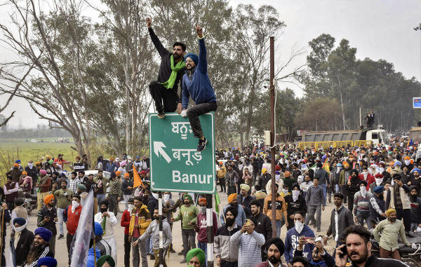 ধাক্কাধাক্কি শুরু হয় পুলিশ এবং প্রতিবাদী কৃষকদের মধ্যে। এমনিতেই পঞ্জাব-হরিয়ানা সীমানা এবং দিল্লিতে ঢোকার সমস্ত রকম প্রবেশপথ ব্যারিকেড, কাঁটা দেওয়া তার জড়িয়ে দুর্গের চেহারা দেওয়া হয়েছে। যদিও কৃষক সংগঠনগুলি হুঁশিয়ারির সুরে তখন জানায়, তারা মাত্র আধ ঘণ্টার পরে সমস্ত ব্যারিকেড তুলে ফেলবে।