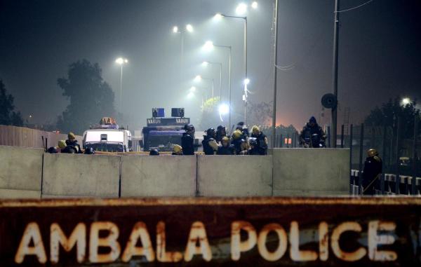 দুপুর সাড়ে ১২টা। পাঁচ হাজার কৃষক, দেড় হাজারেরও বেশি ট্র্যাক্টর এবং ৫০০ গাড়ি নিয়ে দিল্লি অভিমুখে রওনা হওয়ার পর প্রথম বাধার মুখে পড়ে অম্বালার কাছে। ওই অঞ্চল রণক্ষেত্রের চেহারা নেয়। ধুন্ধুমার পরিস্থিতি তৈরি হয় পঞ্জাব-হরিয়ানা সীমানায়। পঞ্জাব এবং হরিয়ানার মধ্যবর্তী শম্ভু সীমানায় প্রতিবাদী কৃষকদের রুখতে কাঁদানে গ্যাসের সেল ব্যবহার করে পুলিশ এবং নিরাপত্তা বাহিনী।