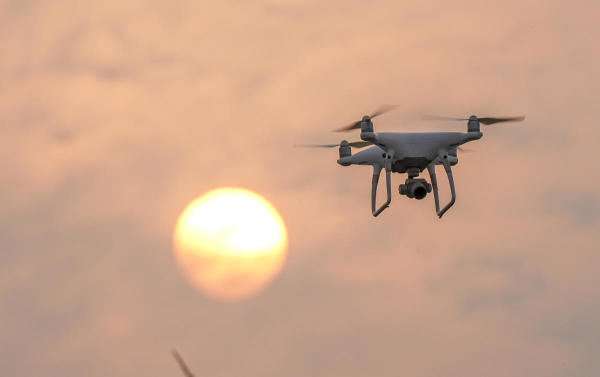 দুপুর আড়াইটে। পঞ্জাব থেকে ব্যারিকেড ভেঙে হরিয়ানায় ঢোকার চেষ্টা করেন কৃষকেরা। পাথর ছোড়ারও অভিযোগ ওঠে তাঁদের বিরুদ্ধে। আন্দোলন ছত্রভঙ্গ করতে ড্রোনের মাধ্যমে প্রতিবাদী কৃষকদের লক্ষ্য করে কাঁদানে গ্যাসের সেল ছোড়ে পুলিশ। সিমেন্টের ব্যারিকেডের মাধ্যমে কৃষকদের আটকানোর চেষ্টা করে পুলিশ। প্রতিবাদী কৃষকদের ছত্রভঙ্গ করতে জলকামানও ব্যবহার করা হয়।