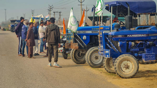 গোয়েন্দা সূত্রে খবর, দীর্ঘ দিন ধরে আন্দোলন জারি রাখার নানা রকম প্রস্তুতি নিয়েই রাজধানীর দিকে অগ্রসর হয়েছেন হাজার হাজার কৃষক।
