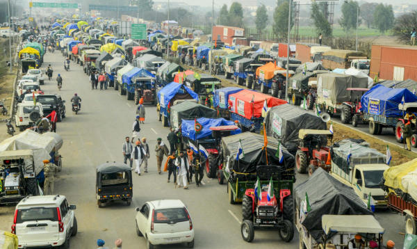 শুধু পঞ্জাব থেকেই ১৫০০টি ট্র্যাক্টর, ৫০০ গাড়ি নিয়ে দিল্লি অভিযানে এসেছেন কৃষকেরা। ওই গাড়িতেই প্রায় ছ’মাসের খাবার নিয়ে এসেছেন তাঁরা। ফলে আলোচনা শুরু হয়েছে, তবে কি আরও একটি দীর্ঘ সময়ের কৃষক আন্দোলন দেখতে চলেছে দিল্লি-সহ গোটা দেশ? ২০২০ সালে দিল্লির সীমানায় যে আন্দোলন শুরু করেছিলেন কৃষকেরা, সেই আন্দোলন ১৩ মাস ধরে চলেছিল।