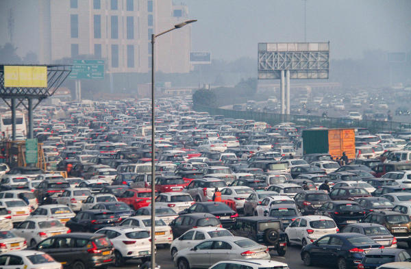 ফের সংবাদ শিরোনামে দিল্লির গাজিপুর, সিঙ্ঘু এবং টিকরি সীমানা। আন্দোলন এখনও দিল্লিতে না পৌঁছলেও রাজধানীতে ঢোকার প্রায় সমস্ত প্রবেশপথকেই দুর্গের চেহারা দিয়েছে পুলিশ। অধিকাংশ গাড়িকে বিকল্প পথে ঘুরিয়ে দেওয়া হয়। তীব্র যানজট দিল্লির গাজিপুর এবং চিল্লা সীমানায়। দিল্লি থেকে হরিয়ানার মধ্যে সংযোগ রক্ষাকারী ৪৮ নম্বর জাতীয় সড়কেও দেখা যায় যানজট।