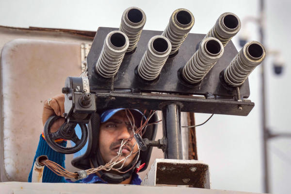 কৃষকদের বিক্ষোভের আবহে নিরাপত্তার চাদরে মুড়ে ফেলা হয় দিল্লিকেও। বন্ধ করে দেওয়া হয় লালকেল্লা এবং দিল্লির দু’টি মেট্রো স্টেশন। অন্তত আটটি স্টেশনের একাধিক দরজাও বন্ধ করে দেওয়া হয়।