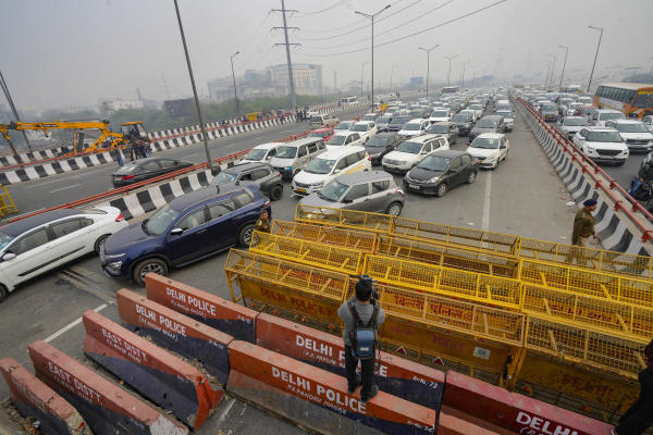 দিল্লি পুলিশের ডিসি (উত্তর-পূর্ব) অঙ্কিত সিংহ জানিয়েছেন, সব রকমের জমায়েতে নিষেধাজ্ঞা জারি করা হয়েছে। নিষিদ্ধ করা হয়েছে ট্র্যাক্টর-ট্রলির প্রবেশ। কৃষকদের আটকাতে দু’হাজার পুলিশকর্মী এবং পুলিশের সশস্ত্র বাহিনীকে আইনশৃঙ্খলা বজায় রাখতে মোতায়েন করা হয়েছে।
