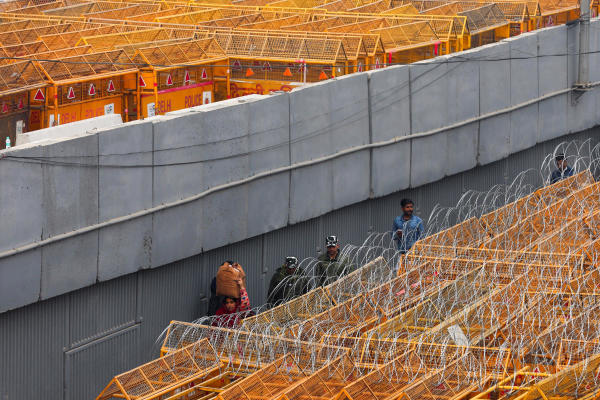 শম্ভু সীমানা থেকে এখনও ২০০ কিলোমিটার দূরে দিল্লি। সিঙ্ঘু, টিকরি এবং গাজ়িপুর। তিন সীমানা বেশ কয়েক স্তরীয় নিরাপত্তায় মুড়ে ফেলা হয়েছে। বিশাল বিশাল কংক্রিটের ব্যারিকেড নিয়ে এসে সীমানাগুলিতে দেওয়াল তুলে দেওয়া হয়েছে। সেই ব্যারিকেডের আগে লাগানো হয়েছে কাঁটাতারের বেড়া।