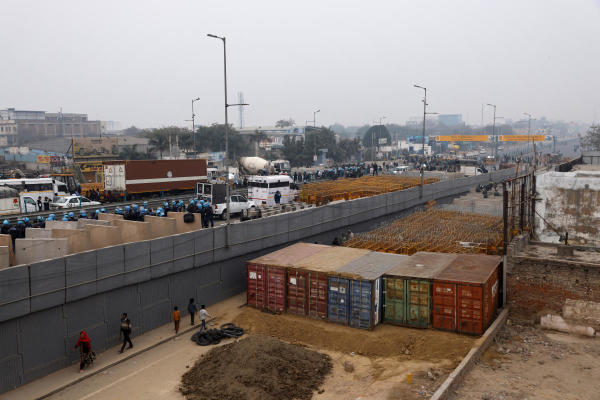 এ ছাড়াও ট্র্যাক্টর ব্যারিকেড ভেঙে ঢুকে পড়লেও যাতে এগোতে না পারে, তার জন্য রাস্তায় পেরেক পোঁতা হয়েছে। তার পরের নিরাপত্তা স্তর হিসাবে রাখা হয়েছে বড় বড় ট্রাক। এই ট্রাকগুলিকে সার দিয়ে দাঁড় করিয়ে সীমানাগুলিকে একেবারে নিশ্ছিদ্র দুর্গে পরিণত করা হয়েছে।