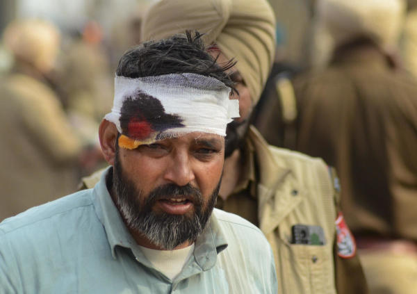 বেশ কয়েকটি স্তরে এদের সজ্জিত রাখা হয়েছে। হরিয়ানা সীমানা পেরিয়ে যদি কৃষকদের র‌্যালি দিল্লি সীমানায় পৌঁছয়, তা হলে কি ‘দুর্ভেদ্য’ স্তর ভেঙে ফেলতে পারবে, না কি সীমানাতেই থমকে যাবে সেই অভিযান, তা বলবে আগামী দিন।