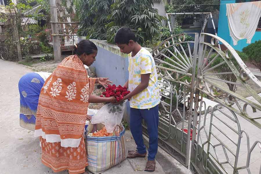 সরস্বতী পুজোর আগেও তেমন বিক্রি নেই ফুলের।