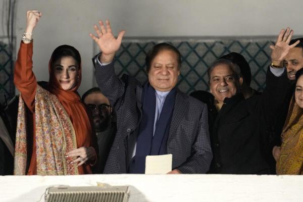 খেলার বাইরে চলে গেলেন শাহবাজের দাদা নওয়াজ। বস্তুত, দাদা নওয়াজই ভাইকে মনোনীত করেছেন বলে খবর।