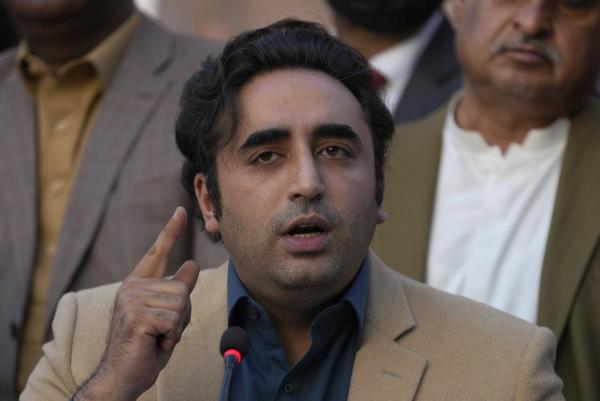 পিপিপির চেয়ারম্যান বিলাবল ভুট্টো জ়ারদারি প্রধানমন্ত্রীর দৌড় থেকে সরে দাঁড়ানোর কথা ঘোষণা করেছিলেন মঙ্গলবার।