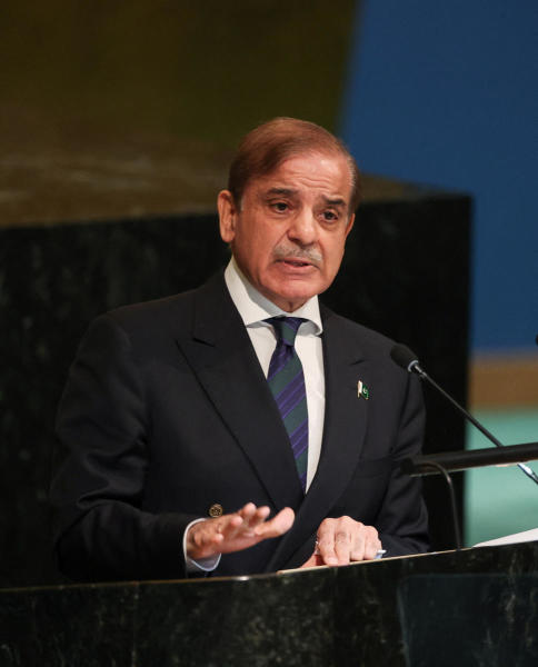 কিন্তু রাত বাড়তেই ঘুরে গেল খেলা! দাদাই ভাইয়ের নাম পাকিস্তানের পরবর্তী প্রধানমন্ত্রী হিসাবে মনোনীত করে দিলেন।