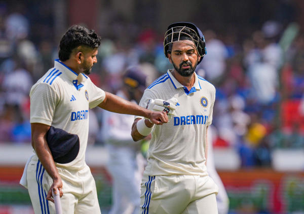 প্রথম দু’টি টেস্টে চার নম্বরে খেলেছেন শ্রেয়স আয়ার। তিনি নেই বাকি সিরিজ়ে। পাওয়া যাবে না রাহুলকেও। যা চিন্তা বৃদ্ধি করেছে ভারতীয় শিবিরের।