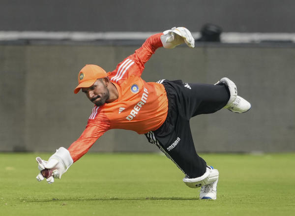 তবে ভারতের উইকেটরক্ষক বদলে যেতে পারে। প্রথম দুই টেস্টে নজর কাড়তে পারেননি শ্রীকর ভরত। ঘরোয়া ক্রিকেটে ভাল খেলে টেস্ট দলে জায়গা করে নিয়েছেন ধ্রুব।