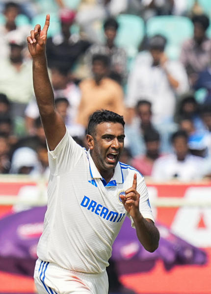 নবম স্থানে নামতে পারেন অভিজ্ঞ রবিচন্দ্রন অশ্বিন। ৫০০ টেস্ট উইকেটের মাইলফলক থেকে একটি উইকেট দূরে তিনি।