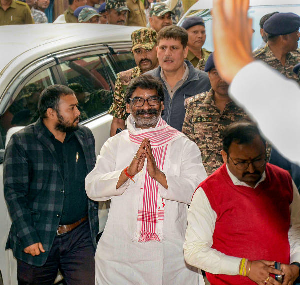 রাজ্য সরকারি সংস্থার সিইও পদের জন্য ৫০ লক্ষ, আরও বড় সরকারি পদের জন্য ৭০ লক্ষ এবং সরকারি জমি বিনামূল্যে বরাদ্দের জন্য আড়াই কোটি টাকা নেওয়া হত বলে দাবি করা হয়েছে ইডির ওই তালিকায়। আর তা দেখে চোখ ধাঁধিয়েছে তদন্তকারীদের।