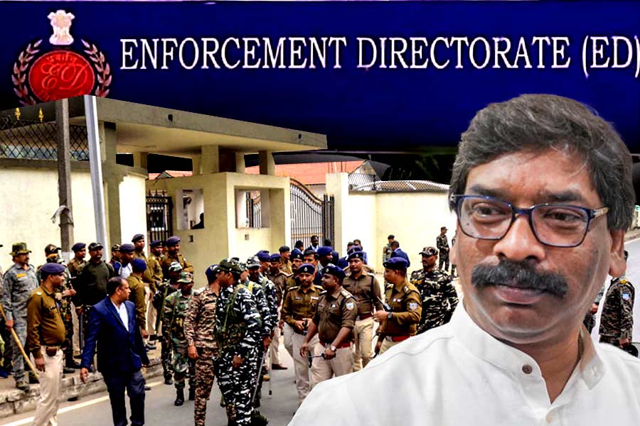 ইডির অভিযোগ, রেট কার্ড সংক্রান্ত কথোপকথন ঝাড়খণ্ড সরকারের সচিবের পদে থাকা কয়েক জন আমলা এবং ঝাড়খণ্ডের কয়েক জন ব্যবসায়ীদের মধ্যে ঘটেছে।