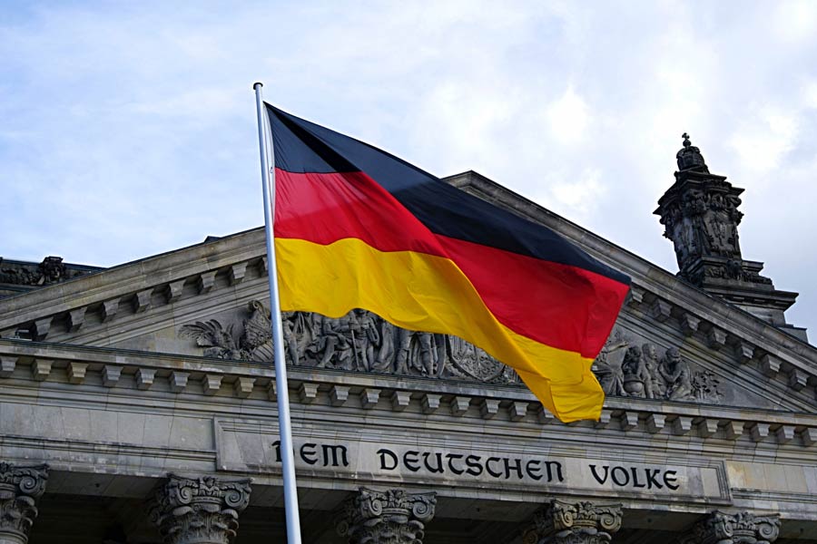 এ বার ব্রিটেনের মতোই ইউরোপীয় জোট ছাড়ার দাবি তুলেছে জার্মানির দক্ষিণপন্থী দল ‘অল্টারনেটিভ ফর জার্মানি (এএফডি)’! ওই দলের প্রস্তাব, ব্রিটেনের মতো ইউরোপীয় ইউনিয়ন থেকে বেরিয়ে যাওয়া উচিত জার্মানিরও।