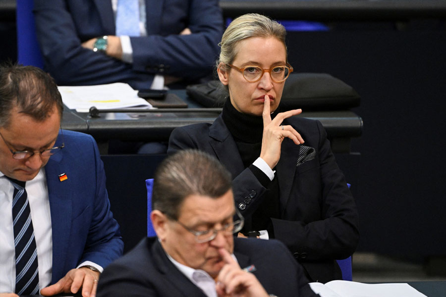  বিরোধী দল হওয়া সত্ত্বেও কেন এত গুরুত্ব পাচ্ছে এএফডি। প্রধান বিরোধী দল না হলেও অন্যদের পিছনে ফেলে কয়েক বছরের মধ্যে বিরোধী দলগুলির তালিকায় দ্বিতীয় স্থানে উঠে এসেছে এএফডি।